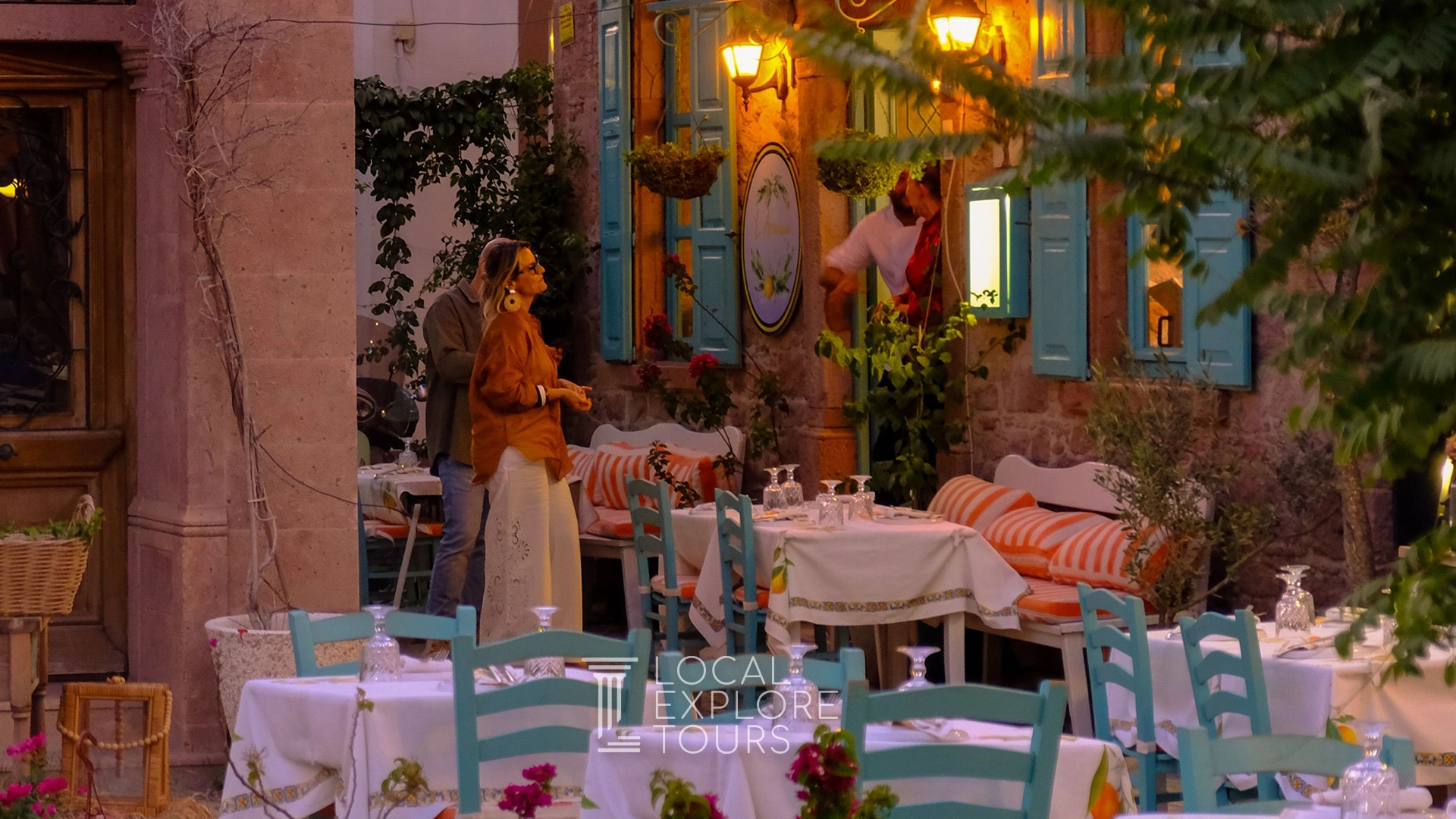 Casual & Authentic: Blue-and-White Tables on Cobblestone Streets